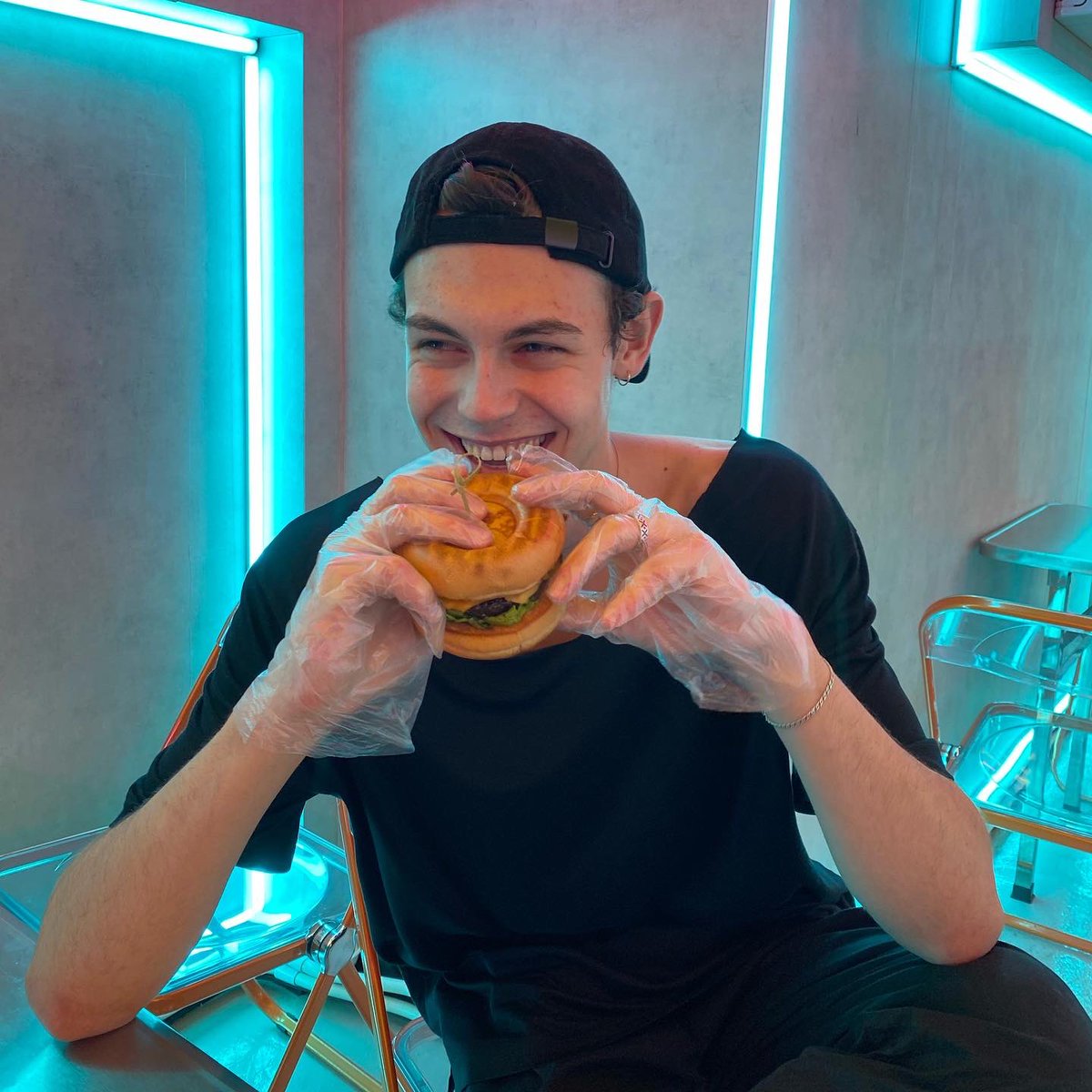 BoredGardenHK's tweet photo. Good food- good mood 🍔🤤
@yugalabs @BoredApeYC
#NFTrestaurant
#boredgarden #bayc #nft #burger #hongkong #burgerhk #tastyfood #centralhk #hk #usdt #otc #usdthk #cryptocurrency #crypto #foodhk #foodiehk #cryptohk #美食 #漢堡包 #熱狗 #無聊猿 #無聊園 #加密貨幣 #芫荽芝士牛肉漢堡 https://t.co/RD8wjyNJ7D