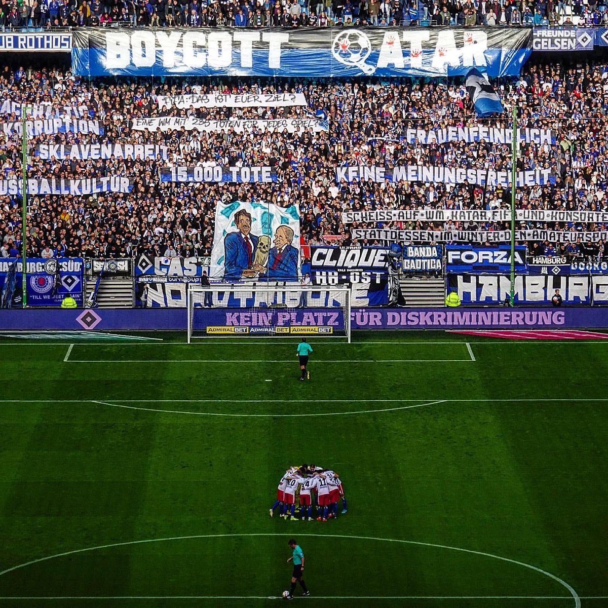 fussballmafiade's tweet photo. Der #HSV nannte heute gegen den SV Sandhausen gleich mehrere Gründe die WM 2022 in Katar zu boykottieren und rollte etliche Protest-Spruchbänder aus!
#BoycottQatar2022 #HSVSVS https://t.co/1rcz3TF4A7