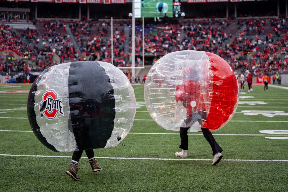 OhioStAthletics's tweet photo. Ope. There goes a shoe👀 https://t.co/4yoB0rrI9Z