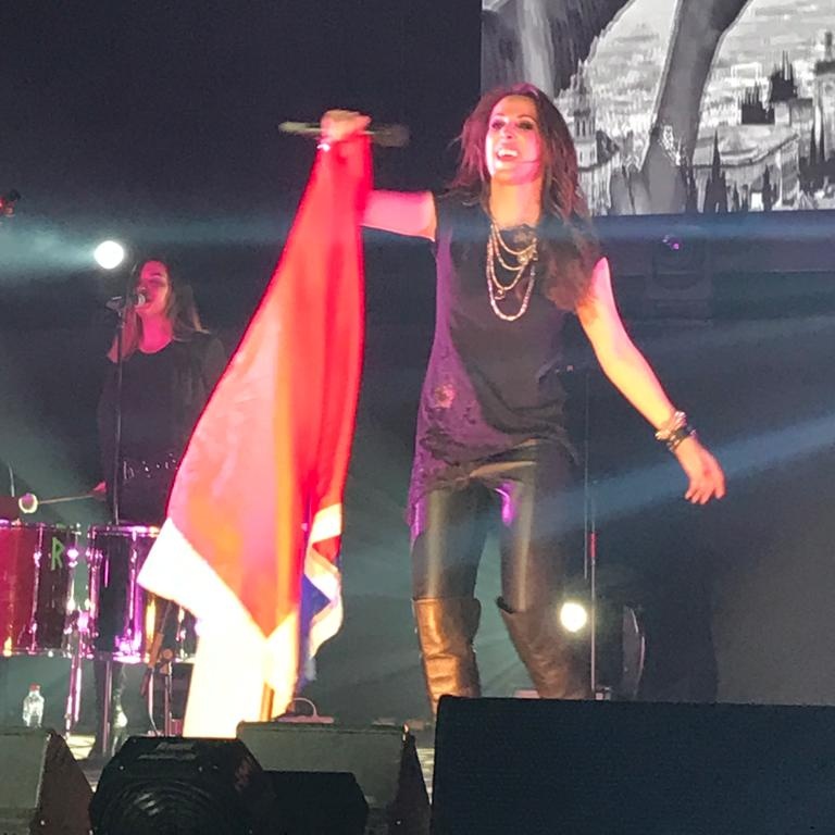Nerait25's tweet photo. Queremos  #MilBatallasTour en chile! @_MaluOficial_  Vuelve a chile que no soportamos que pase más tiempo. Queremos de tu pasión!  #MilBatallasTourChile #MalúVuelveAChile  @clubmaluchile https://t.co/QttfiqO4wU