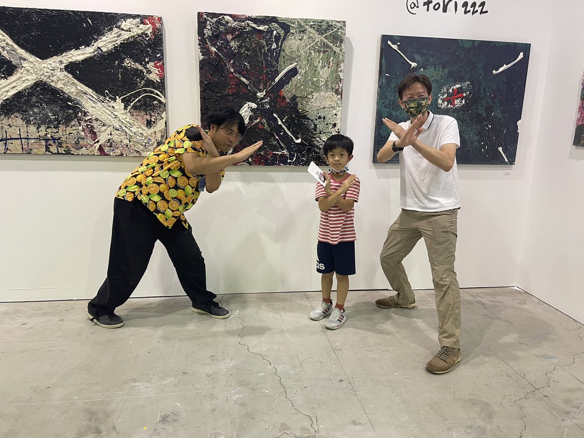 アーティスト鳥越一輝、そしてその作品を早2日目で高雄の人々が受け入れてくれました。伝播が凄まじい。『TORIGOEX』弾けるようなエネルギーの中にもしっかりと存在するある種の静けさ。「彼の作品には、私たちが望むアートが持つ深さと厚みがある」ある、コレクターが私の耳元で呟いてくれました。