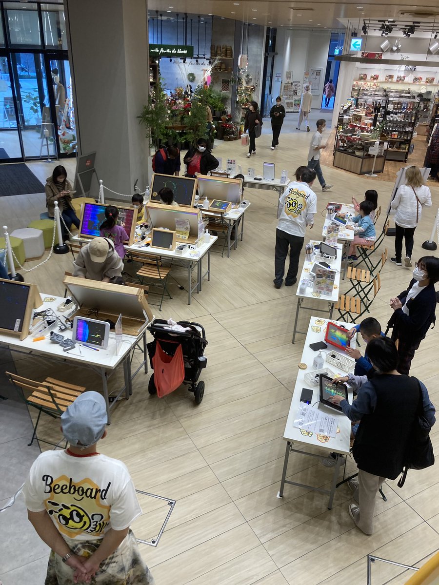 yossssan's tweet photo. 今日もカメイドクロック
カメクロコートで
お待ちしております!
おこさまも大人の方も
楽しんでくださり
お絵描きみるのがわくわくして
今日もお待ちしております。
#カメクロ
#ビーボード
#Beeboard https://t.co/cm7rPRzCT5