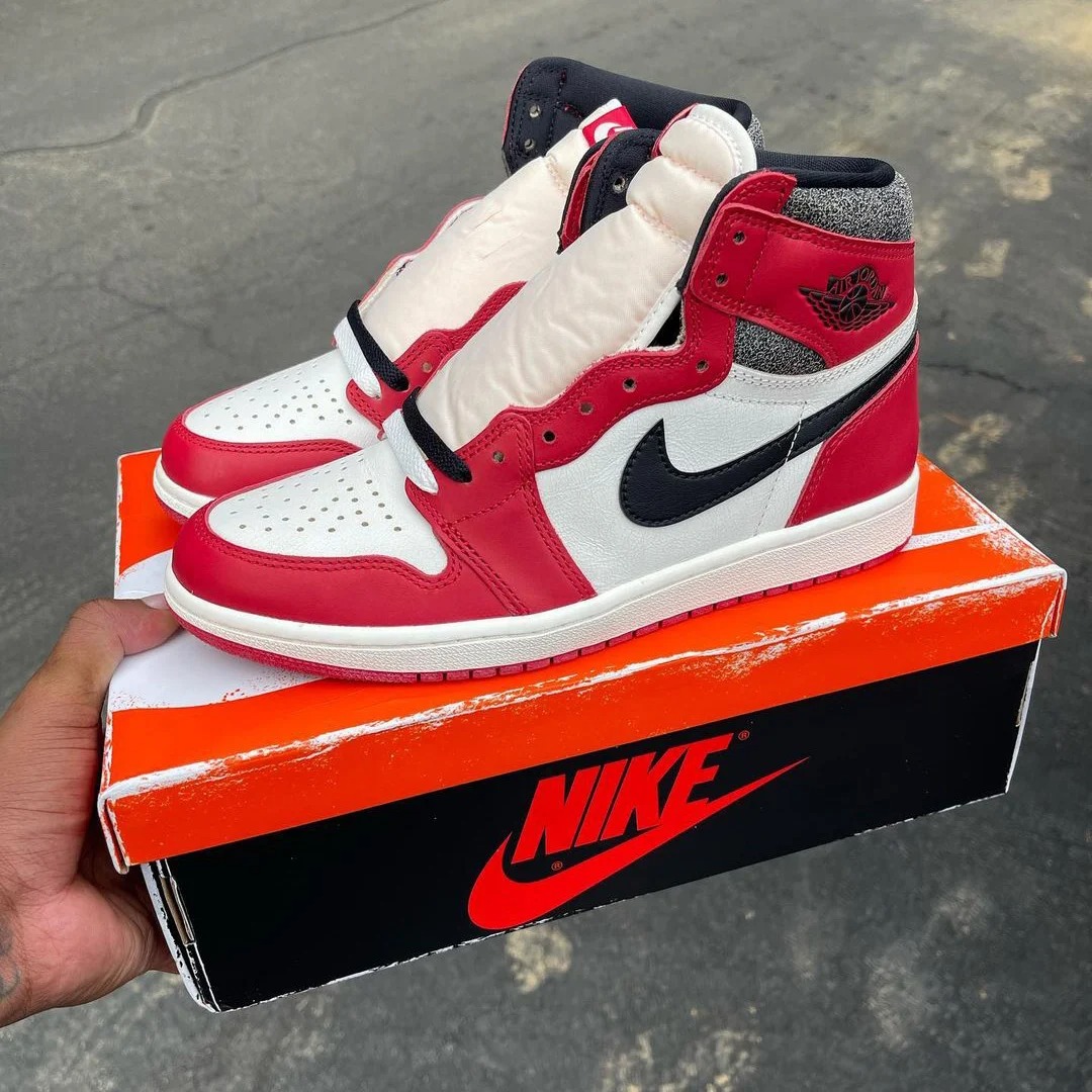 SiteSupply on Twitter: "Anyone find a pair of AJ1s at their doorstep ...