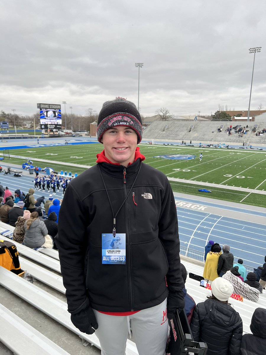 logan_eide's tweet image. Thank you @DrakeBulldogsFB for the game day visit.  I had a great time on campus with the staff and happy I could watch Drake pull off the big win.  Go Bulldogs!  @CoachBloss @2CoachG1 @DrakeCoachSmith