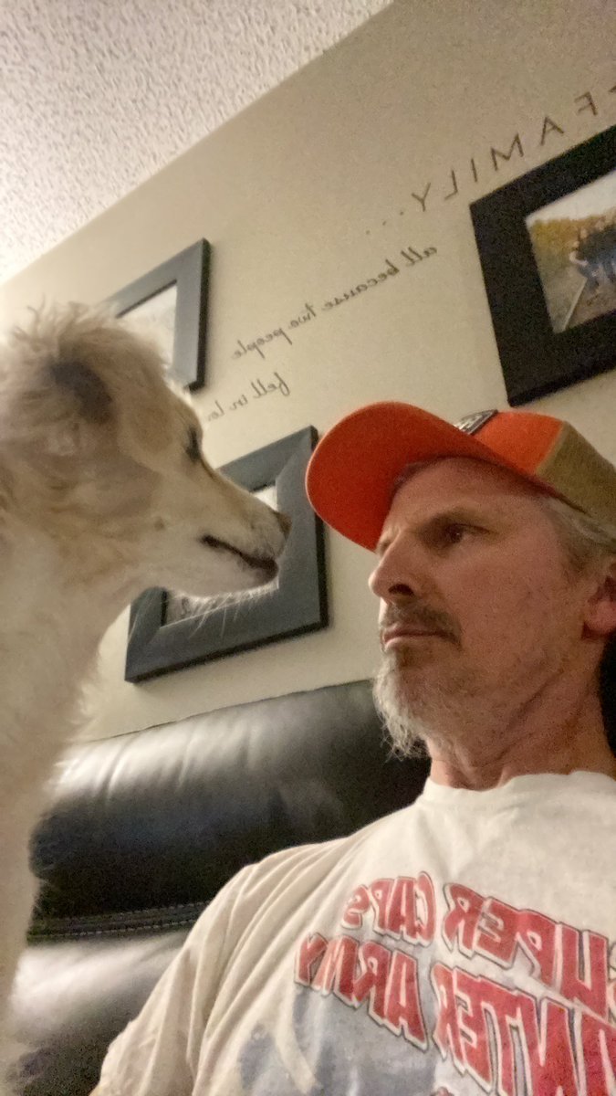 rogerapage's tweet image. No way the old guy is beating me #StaringContest #DontBlink 😂😂