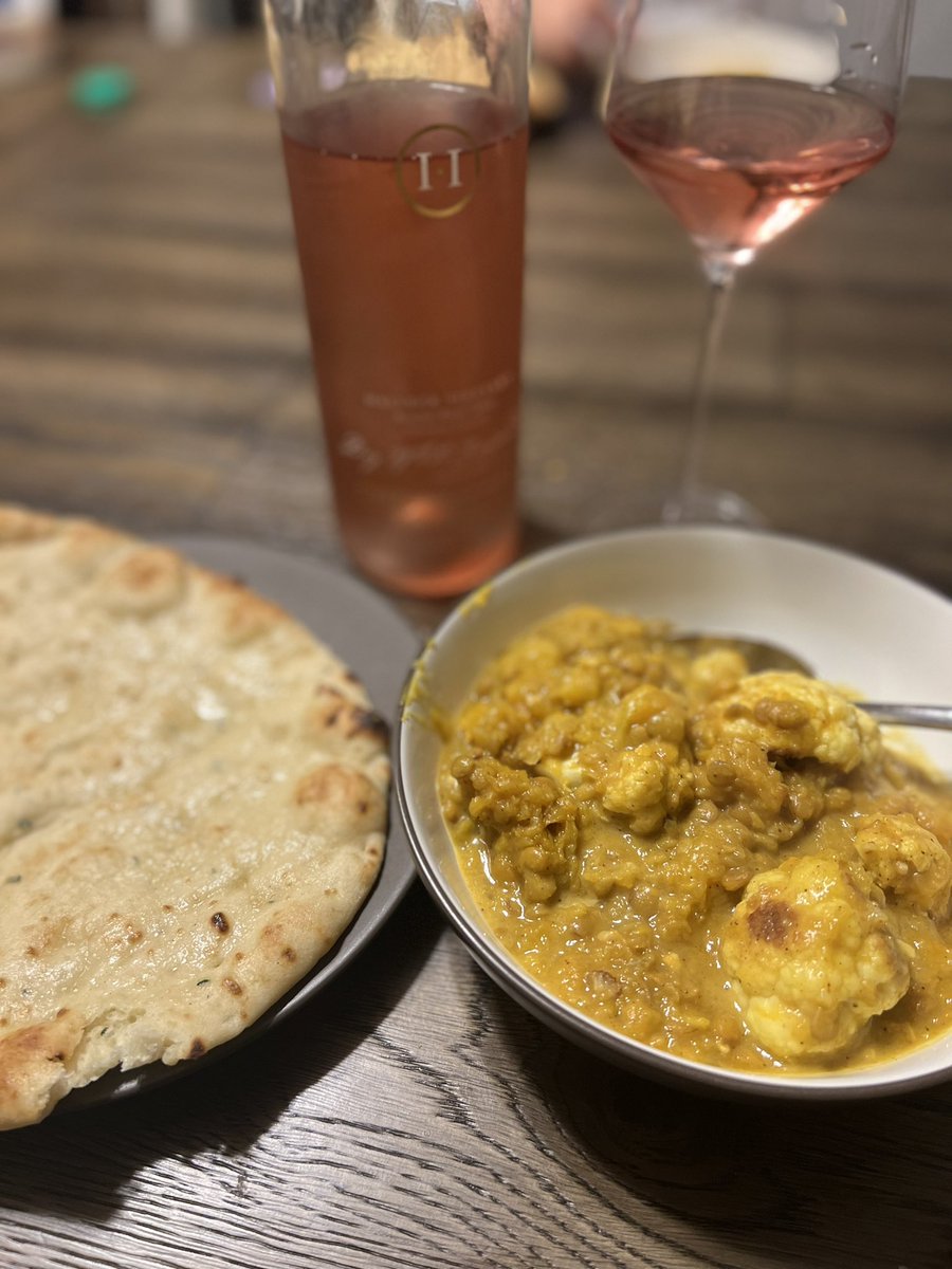 Missed the @CellarAngels SIP but @Klein5251 made some Indian food to go with our @HalleckVineyard white Zinfandel. Looking and tasting 💯