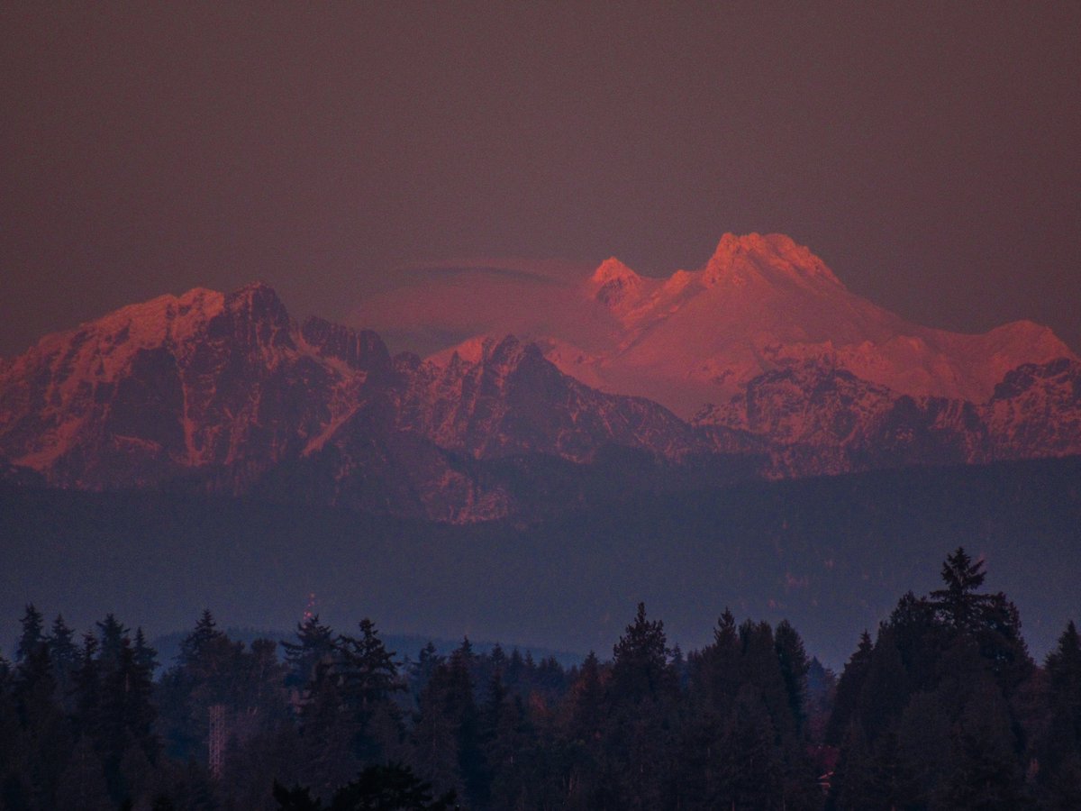 NWSSeattle's tweet photo. Saturday afternoon alpenglow #wawx https://t.co/1XVFJ08nSD
