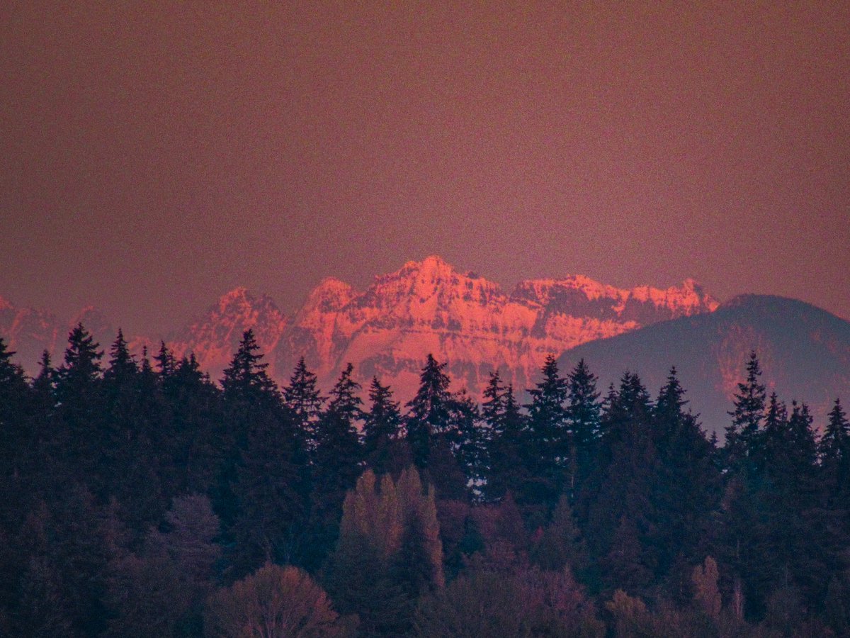 NWSSeattle's tweet photo. Saturday afternoon alpenglow #wawx https://t.co/1XVFJ08nSD