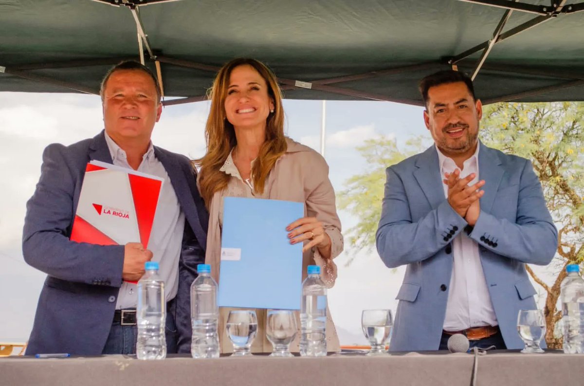 En la bella estación Nº 2 del Cable Carril, la ministra de Desarrollo Social de Nación, Victoria Tolosa Paz firmó los convenios necesarios para la implementación del programa nacional por parte de los municipios de Chilecito y Chamical.