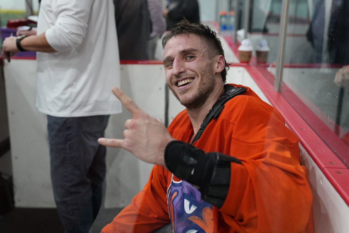 HFXThunderbirds's tweet photo. Fannell and Merrill drop the gloves and Fannell DROPS Merrill https://t.co/rtXxKNPptf