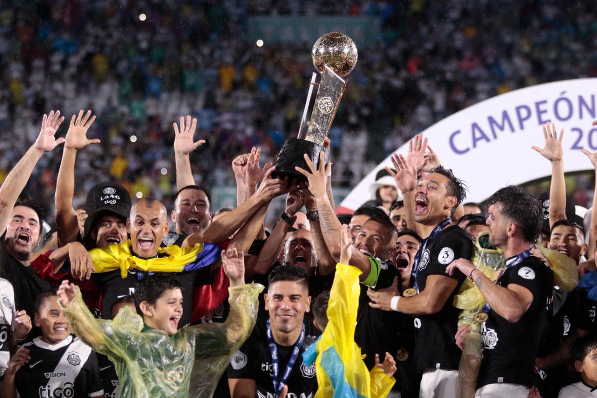 UNO650AM_'s tweet image. 🥇 ¡PREMIACIÓN AL CAMPEÓN!

🏆 Los jugadores de #Olimpia levantaron la copa del #Clausura2022, la número 4️⃣6️⃣ para el Decano 

#DeportesUno