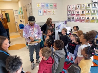 JeffersonES_CT's tweet photo. Jefferson Alum and Professional Artist 5iveFingaz stopped by last Friday. He is looking to do a special project at the building in January/February. Stay tuned. Thank you @justcallme5ive! #lovemorethanever @5ivefingaz on Instagram. https://t.co/l5ym6OQfYQ