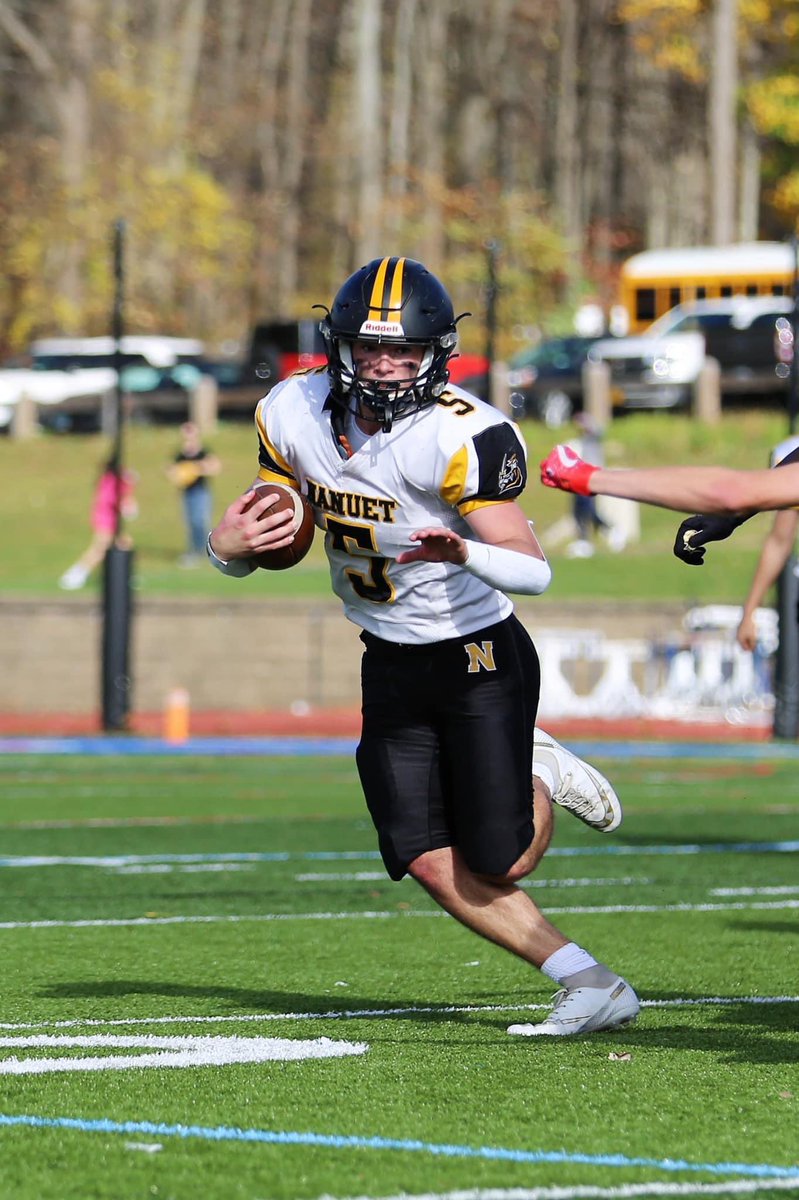 NanuetBlackGold's tweet photo. NEW SCHOOL RECORD ALERT!
🖤💛🖤💛🖤💛🖤💛
Congrats to football's James Moran!! He is the new Nanuet record holder of season carries, with 274! He also broke the single season record in rushing yards with 1,588.  Kudos, James!
🖤💛🖤💛🖤💛🖤💛 https://t.co/4vCfOg5Fze