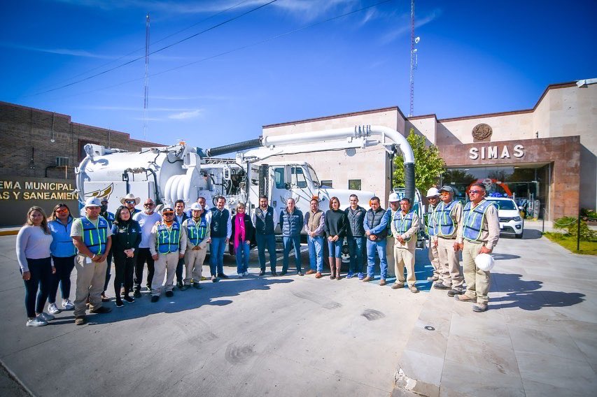 normaltrevino's tweet photo. Con él objetivo de hacer más eficiente el servicio que presta SIMAS a la ciudad, hoy hicimos entrega de un camión Vactor al gerente de la paramunicipal, Guillermo Ruiz Guerra, y a su equipo de trabajo. https://t.co/K7q34swDNs