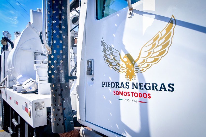 normaltrevino's tweet photo. Con él objetivo de hacer más eficiente el servicio que presta SIMAS a la ciudad, hoy hicimos entrega de un camión Vactor al gerente de la paramunicipal, Guillermo Ruiz Guerra, y a su equipo de trabajo. https://t.co/K7q34swDNs