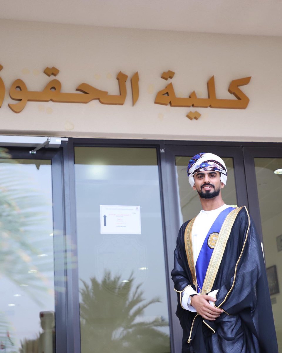 g7aiti's tweet photo. لا يصل الناس إلى حديقة النجاح، دون أن يمرّوا بمحطات التعب، والفشل، واليأس، وصاحب الإرادة القوية لا يطيل الوقوف في هذه المحطات.
الحمدلله🎓 ٦ نوفمبر ٢٠٢٢ #تخرج_دفعة_33 #جامعة_السلطان_قابوس #كلية_الحقوق https://t.co/P71UYTy0vL
