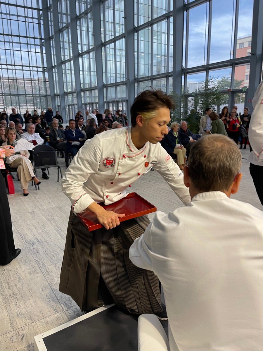 taizoshibano's tweet photo. 速報‼️
マルガー職人 柴野幸介がお陰様でイタリアジェラート協会主催 ローマ開催のジェラート国際大会で国際文化勲章、最高位をとりました🏆

10点満点、11人が審査
109点で世界１位の最高位でした。 https://t.co/LOrs7WbRE3