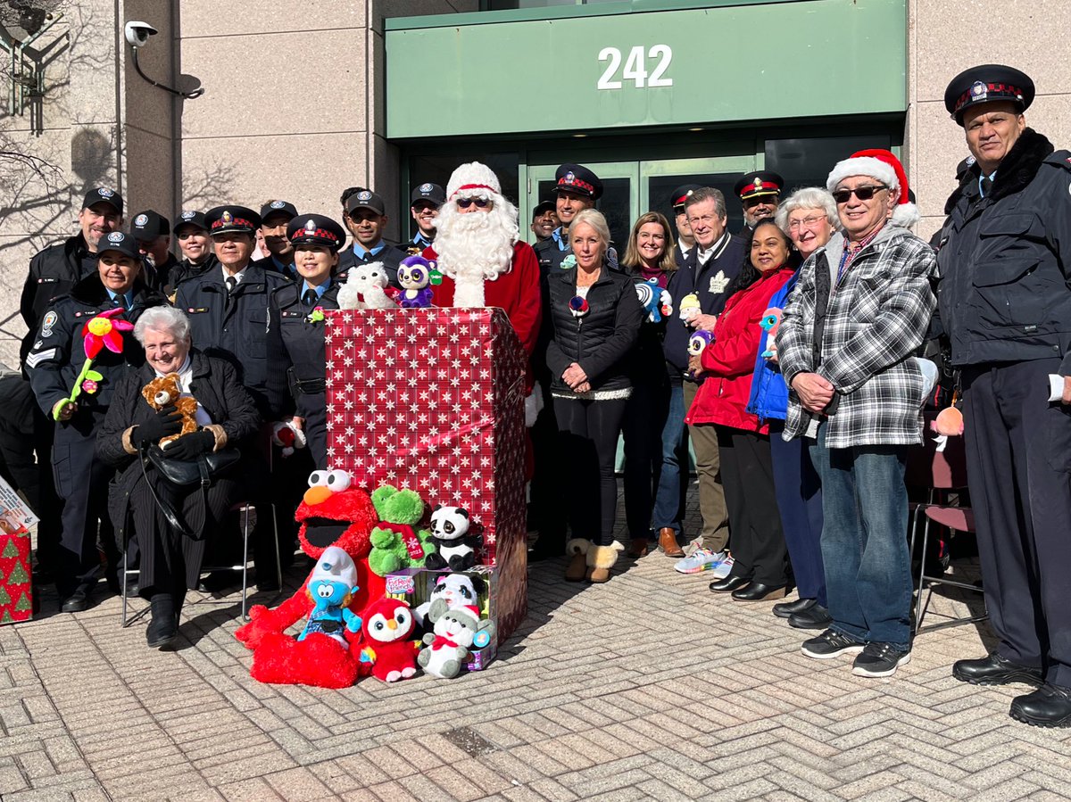 mckelvieAJAX's tweet photo. The Toronto Police Auxiliary Toy Drive is officially underway!  Last year,  @TorontoPolice and #ScarbTO residents helped bring toys to over 2,000 children.

Unwrapped toys can be dropped off until Dec 16 at:
@TPS42Div 242 Milner Ave
@TPS43Div 4331 Lawrence Ave E https://t.co/kE84pXrUeR