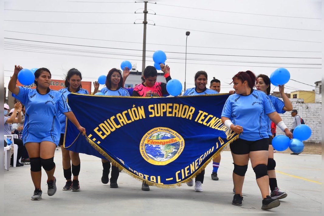 drelm_lima's tweet photo. 📣 ¡#DeporTec vuelve a la cancha de los #institutospúblicos! Se realizó la inauguración de este campeonato que promueve la práctica del deporte y una vida saludable en nuestra comunidad de educación superior tecnológica y pedagógica. #GeneraciónMásTec ⚽️🏐🙌🏼♥️ https://t.co/d9BBCTTGi3