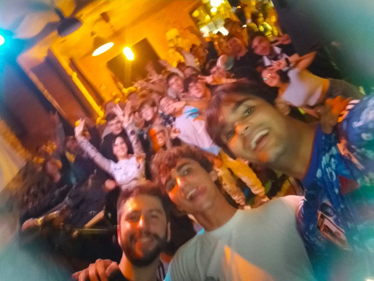 malaugurio_3's tweet photo. Muchas gracias a todos por el concierto de ayer os queremos mucho🥰🥰🤟🤟🤟 https://t.co/fzKuFAvjiN