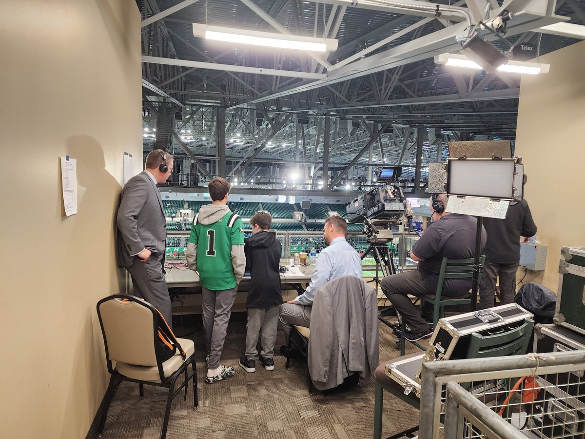 UNDTLG8's tweet photo. Shout out to good guy @BShawnMidco for making a couple kids' day! Glad to have the best TV options as a UND fan with @MidcoSports ! https://t.co/cSgSXEyEAS