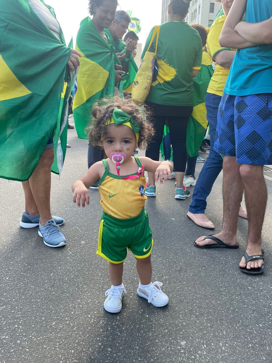 EdRaposo_'s tweet photo. Patriotinha linda lutando hoje no Rio por seu próprio futuro. Para o TSE, uma ameaça à democracia 😂 https://t.co/Fy1O6G7Up8