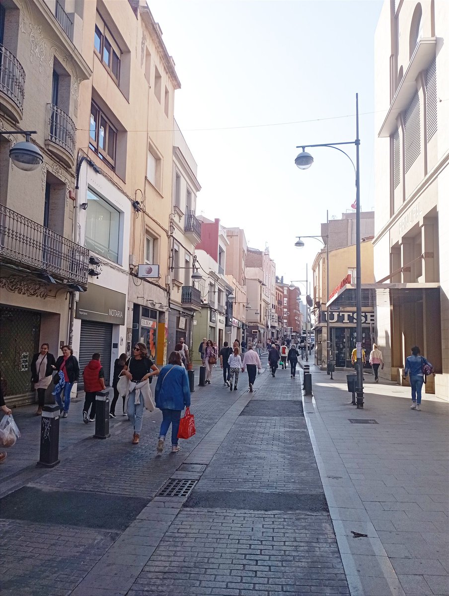 ealessandria's tweet photo. I si fos cada dia i no només els caps de setmana? #Badalona 🚶🏽♂️🚶🏼♀️🧍#FrancescLayret #SenseCotxes https://t.co/wZNF4n96ef