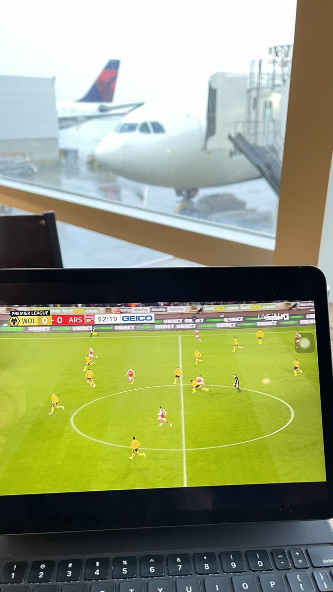 bacana1975's tweet image. When u got to travel, but you need to see the game as well. @arsenal @ArsenalDetroit #COYG