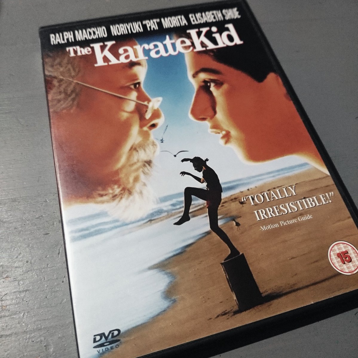 OV2PUC's tweet photo. Après 12 années de vie commune j'ai pu revoir Karaté Kid avec ma @neChou ❤️ pas revu depuis mes 12 ans. Douceur nostalgique. Aux morales simples et tjs actuelles.
#Film #Karatekid #CobraKai #Lustrer #Frotter #PatMorita https://t.co/C2qUKILkRb