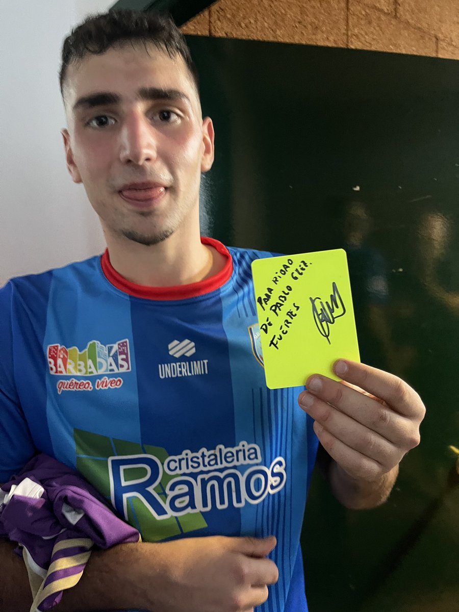 UDBarbadas's tweet photo. 🟨 La naturalidad del fútbol: nuestros jugadores, tras el partido, le han pedido un autógrafo al colegiado del encuentro, quien les obsequió con las tarjetas del partido dedicadas 

👏🏻 Un aplauso para Pablo González por este detalle humano https://t.co/4vXCjeIKxw