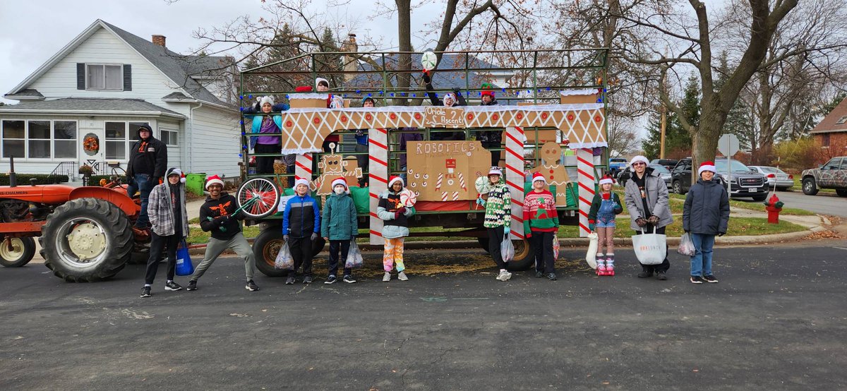 HUHS_Robotics's tweet image. Remember the Hartford Christmas Parde starts at 3pm today.