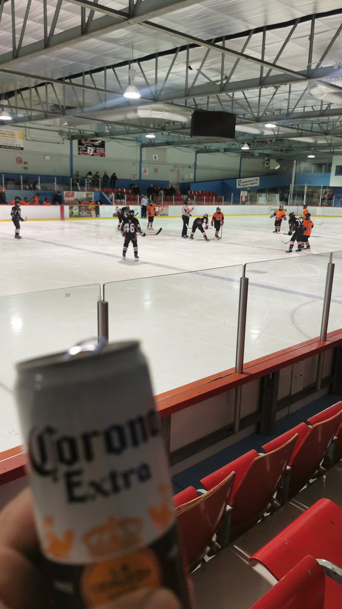 andresmmt's tweet photo. En esto se han convertido mis fines de semana, venir a ver a mi hijo "el único latino de la liga"  jugar hockey mientras me embríago con cerveza. No soy un buen ejemplo para nadie, pero a esto me ha llevado la vida. https://t.co/LSqtsgDHvv