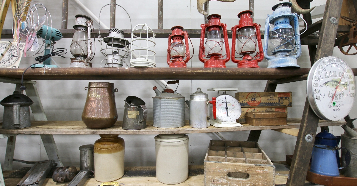 VicsBestPlaces's tweet photo. What a great day to head out to Abbotsford for The Olde Farmhouse Vintage Market at Tradex. So many treasures to find! For details see https://t.co/4TNaJqpivw. @fvTradex @TourismAbby  @TheOldeFarmhous https://t.co/nXInCNtZeW