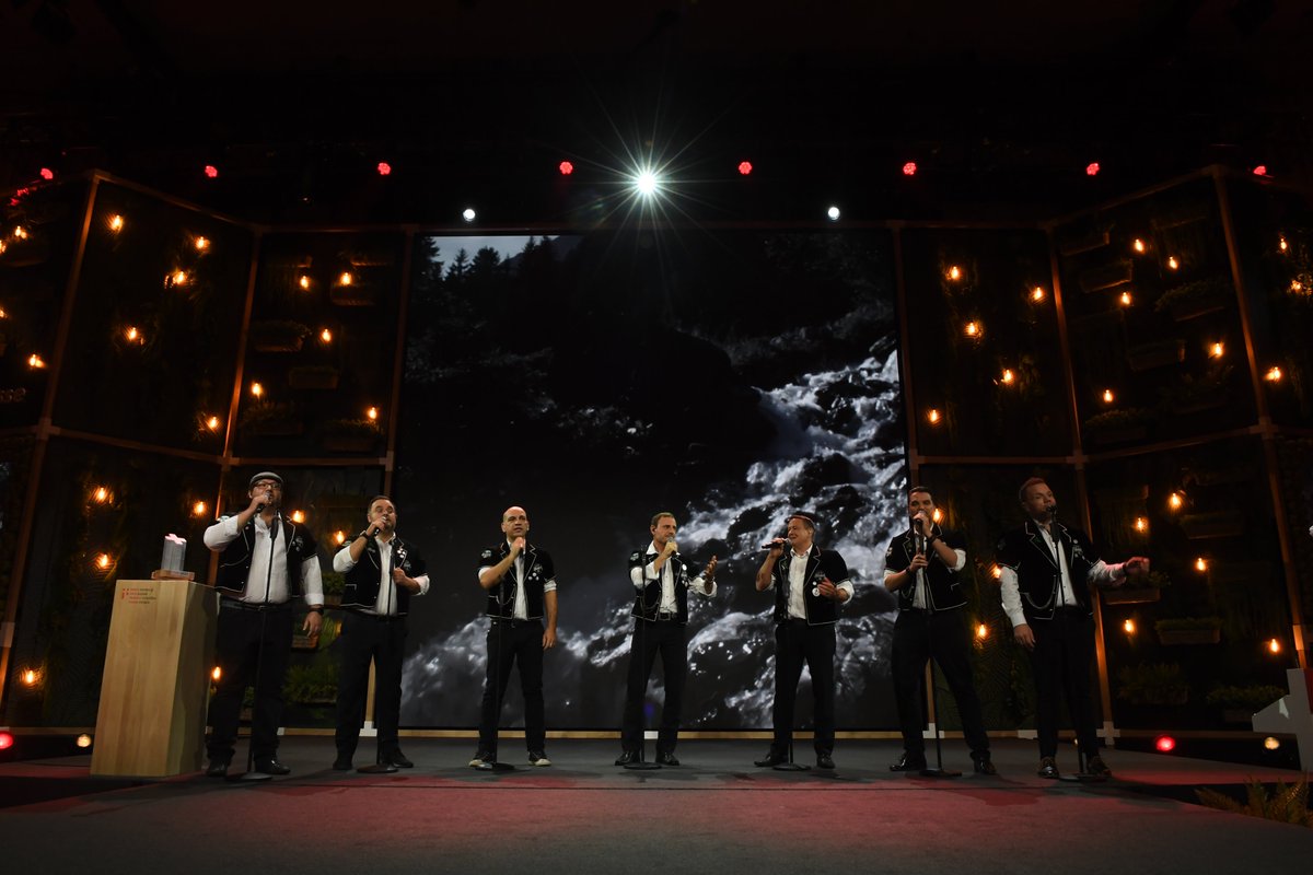 PrixSuisse's tweet photo. It's show time mit der Band Heimweh - Heimweh ist ein Projekt-Männerchor, der es sich zum Ziel gemacht hat, die schönsten Stimmen der Schweiz zu vereinen. #prixsuisse https://t.co/tvCqKOitIB