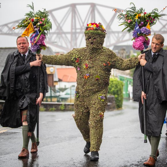 onionweigher's tweet photo. Make ready your offerings, for here cometh the Burry Man. Bristly is his face and tired are his arms. Silently he walks the town. Whisky is the drink he craves! https://t.co/MAlcNjPupK