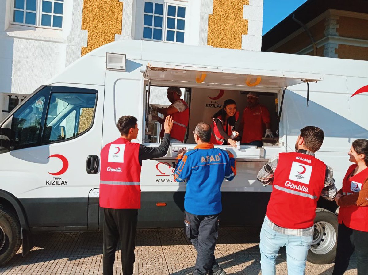 ÇÖK -KAPAN- hayata- TUTUN

Tüm illerde eş zamanlı olarak düzenlenen #ÇökKapanTutun deprem tatbikatında bizler de yerimizi aldık. İstasyon Meydanı’nda stand kurarak gün boyu çorba ve çay ikramında bulunduk. 🌙

#DaimaHazır