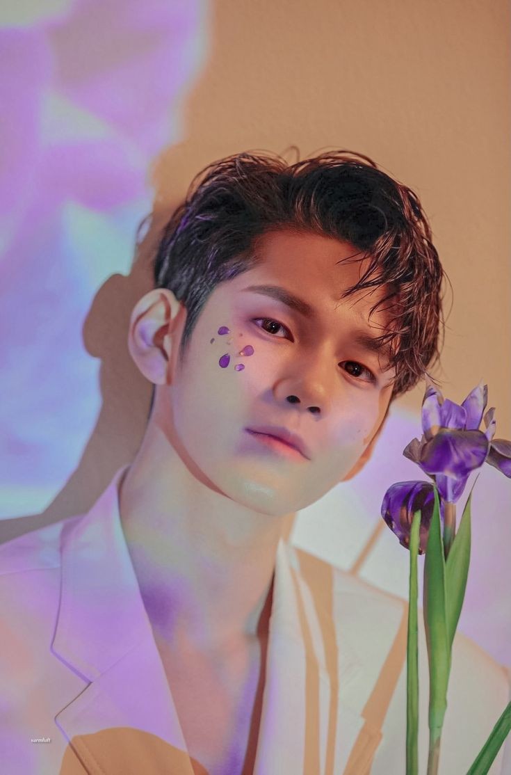 baekinblackk's tweet photo. #ESTIG ᛬ CHAN 티비™'s new post! 
                      
         ≡     ⌕       ⊞      ♡       ○

Oi! Boa tarde! Além de trabalhar em uma floricultura, a Neko-chan também é excelente maquiadora! Ela combinou o melhor dos dois mundos e agora tô pronto pro evento de hoje. https://t.co/qkdI0u93Hn