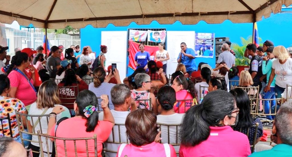 johanitakenpo's tweet photo. #12Nov Nuestra militancia participa activamente en el proceso de renovación de las estructuras parroquiales, municipales y estadales del @PartidoPSUV y la @JuventudPSUV. ¡Las bases deciden! #OrganizarUnirSumar #PromovamosLaLectura https://t.co/9Q3wqlRXNM