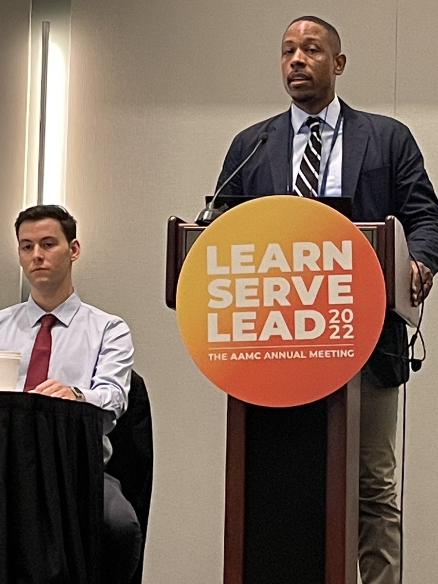 Dr. Armen Henderson of ⁦@umiamimedicine⁩ ⁦@UMiamiHealth⁩ presenting his important work with the Dade County Street Response team providing medical care to the homeless ⁦@AAMCtoday⁩ annual meeting, Learn Serve Lead 2022. #serviceexcellence!