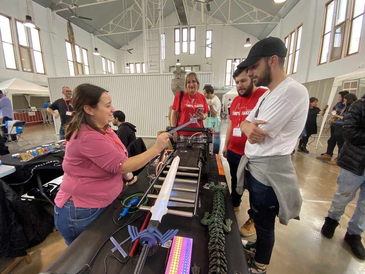 ercpaeria's tweet photo. 📅 Aquest cap de setmana la robòtica i la tecnologia s’uneixen al #MercatDelPla en la primera edició de la @firamakerlleida 🙌🏻 La trobada compta amb 30 expositors i desenes d’activitats 🤩 La TA @jfreixanet i els regidors @ignasiamor i #MariamaSall han gaudit de la fira 🔝 https://t.co/RL7qlwJIto