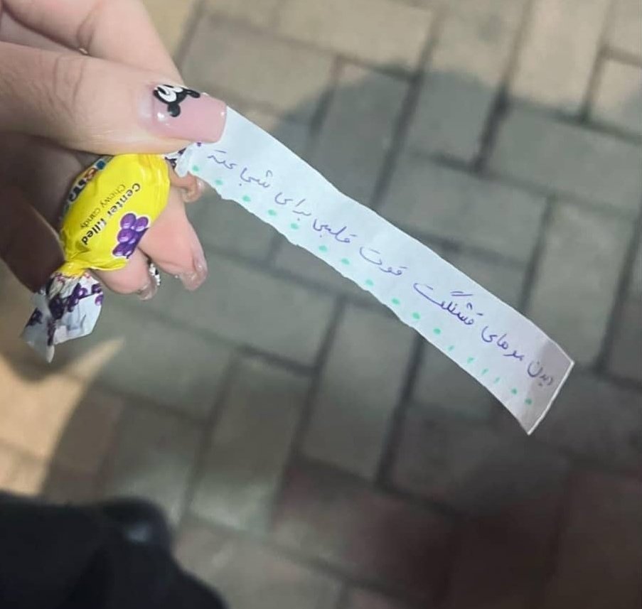 depthyuta's tweet photo. امروز برای اولین بار کاغذ و شکلات دادن رو امتحان کردم و دوتای اولش رو به دوست‌های خودم دادم. خیلی حس خوبی داشت :)
#مهسا_امینی https://t.co/fa9kvw4XxE