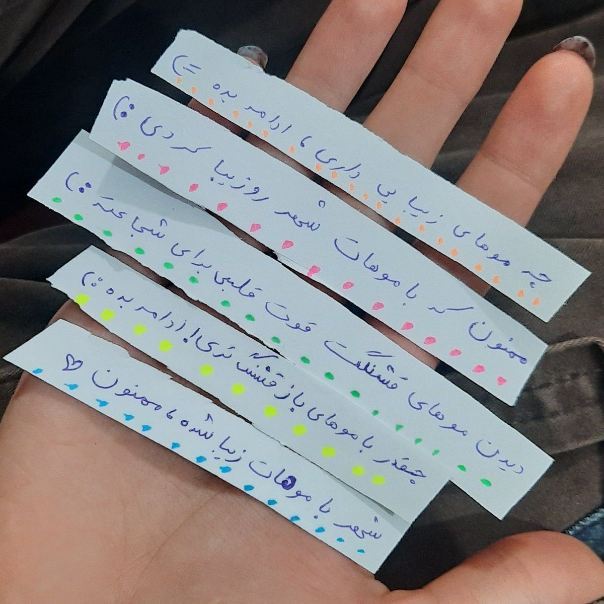 depthyuta's tweet photo. امروز برای اولین بار کاغذ و شکلات دادن رو امتحان کردم و دوتای اولش رو به دوست‌های خودم دادم. خیلی حس خوبی داشت :)
#مهسا_امینی https://t.co/fa9kvw4XxE