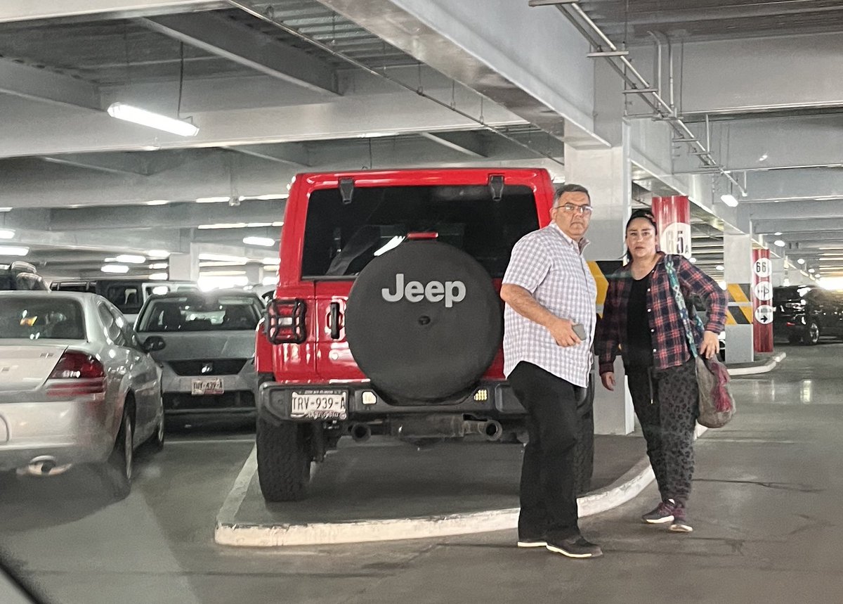 carlosPRESS's tweet image. Patán estacionándose en #Angelópolis. Y esto siempre permitido por la plaza. En el piso de arriba había espacio.