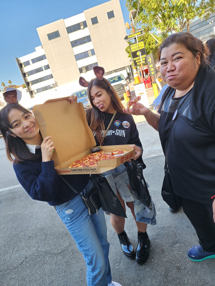 US_ATIN's tweet photo. Sharing @dunkinph @dunkindonuts and @pizzahut @pizzahutphils with everyone in line for lunch!

D-DAY WYATTourLosAngeles
@SB19Official #SB19   
#WYATTourLA https://t.co/Vxda5pmU6K