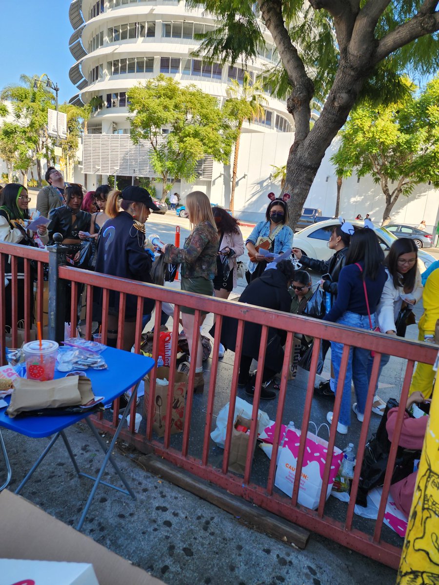 US_ATIN's tweet photo. Sharing @dunkinph @dunkindonuts and @pizzahut @pizzahutphils with everyone in line for lunch!

D-DAY WYATTourLosAngeles
@SB19Official #SB19   
#WYATTourLA https://t.co/Vxda5pmU6K