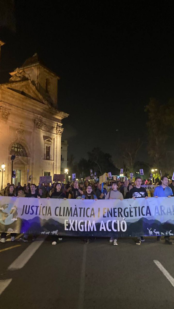 JxC_Valencia's tweet photo. Quina vesprada! Gràcies a totes per aquesta manifestació multitudinària!

Queda clar que la lluita climàtica està més viva que mai. Totes ho sabem, no hi ha planeta B, per això lluitar pel clima és lluitar per la vida. https://t.co/5BsdcfUPaj