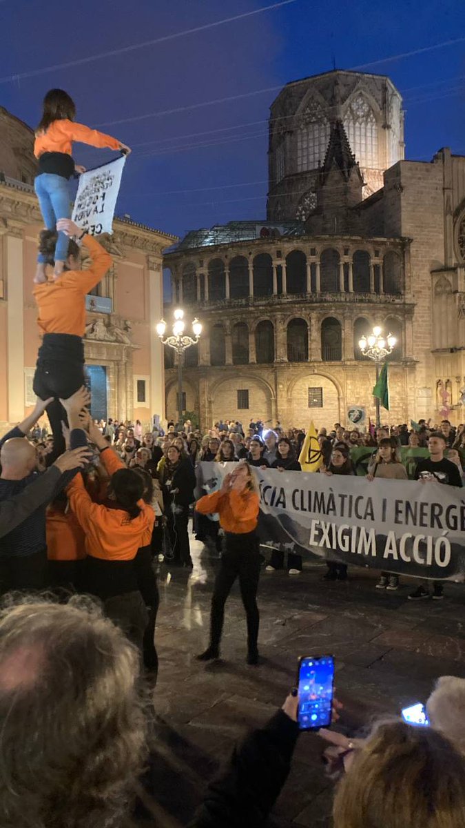 JxC_Valencia's tweet photo. Quina vesprada! Gràcies a totes per aquesta manifestació multitudinària!

Queda clar que la lluita climàtica està més viva que mai. Totes ho sabem, no hi ha planeta B, per això lluitar pel clima és lluitar per la vida. https://t.co/5BsdcfUPaj