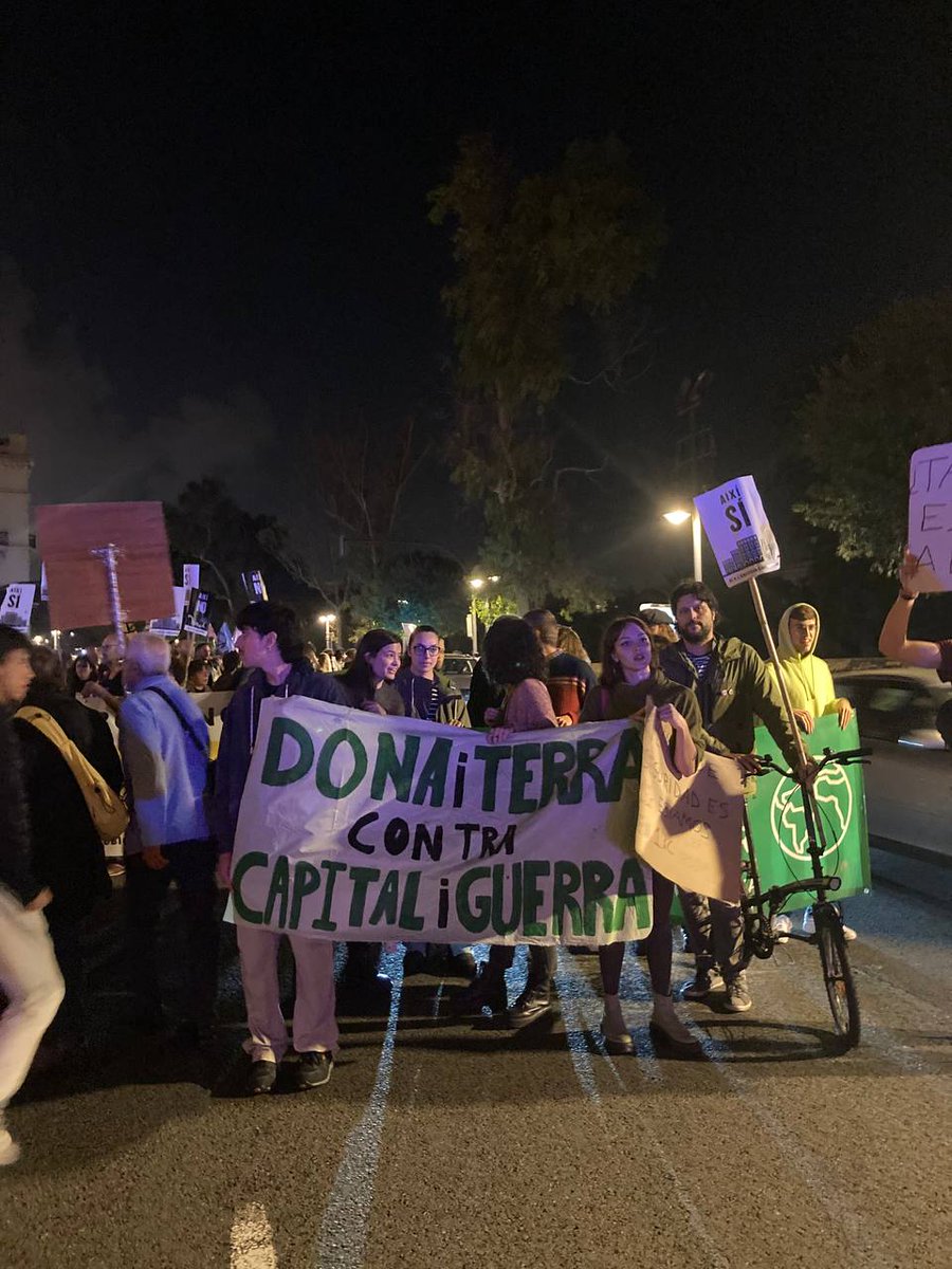 Quina vesprada! Gràcies a totes per aquesta manifestació multitudinària!

Queda clar que la lluita climàtica està més viva que mai. Totes ho sabem, no hi ha planeta B, per això lluitar pel clima és lluitar per la vida.