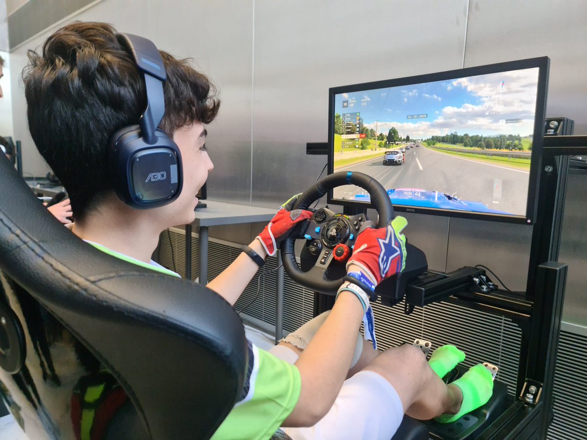 jordiunocinco's tweet photo. Hoy hemos estado en la clasificación de la esports city league, donde con un tiempo de 1:53.724 CREO que quedo en P4 del evento, muy contento de volver a ver a los compañeros y amigos de la comunidad, donde se me ha colado en la foto el campeón de Catalunya @Scoobyjr_14! 🤣 https://t.co/edPAUIK94S