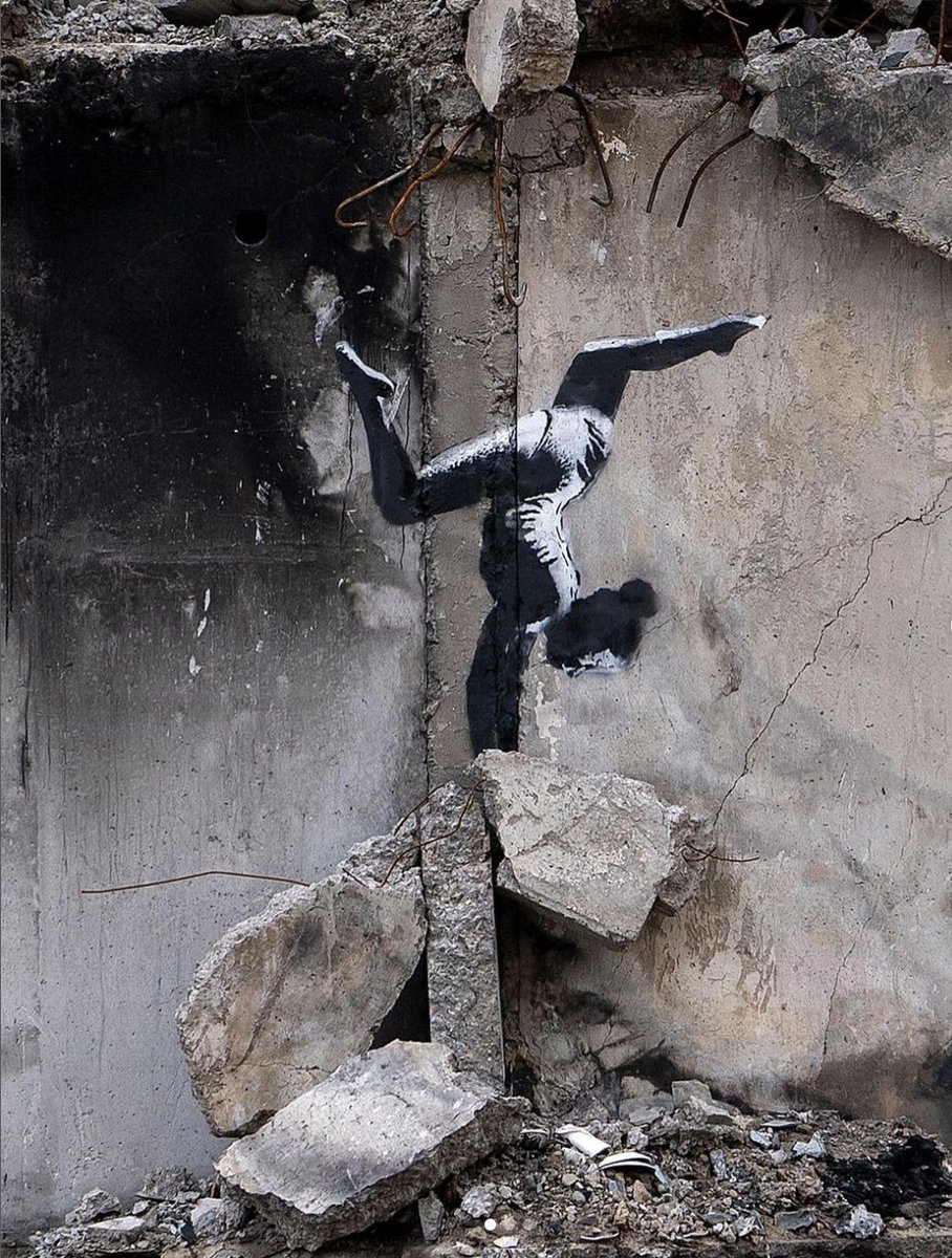 Ukrayna'dan Banksy geçti: Son eseri ortaya çıktı💥 Gizemli sokak sanatçısı Banksy'nin son eseri, Borodyanka kentinde ortaya çıktı. Duvar resminde savaşta hasar görmüş binada dengede duran bir kadın tasvir ediliyor. Kaynak: NTV @banksy | #banksy #ukrayna #UkraineWar . .